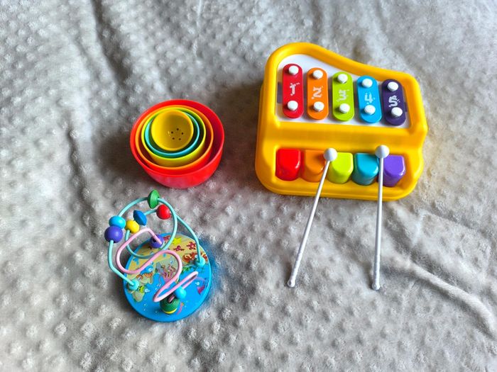 Lot de jouets neufs piano xylophone
