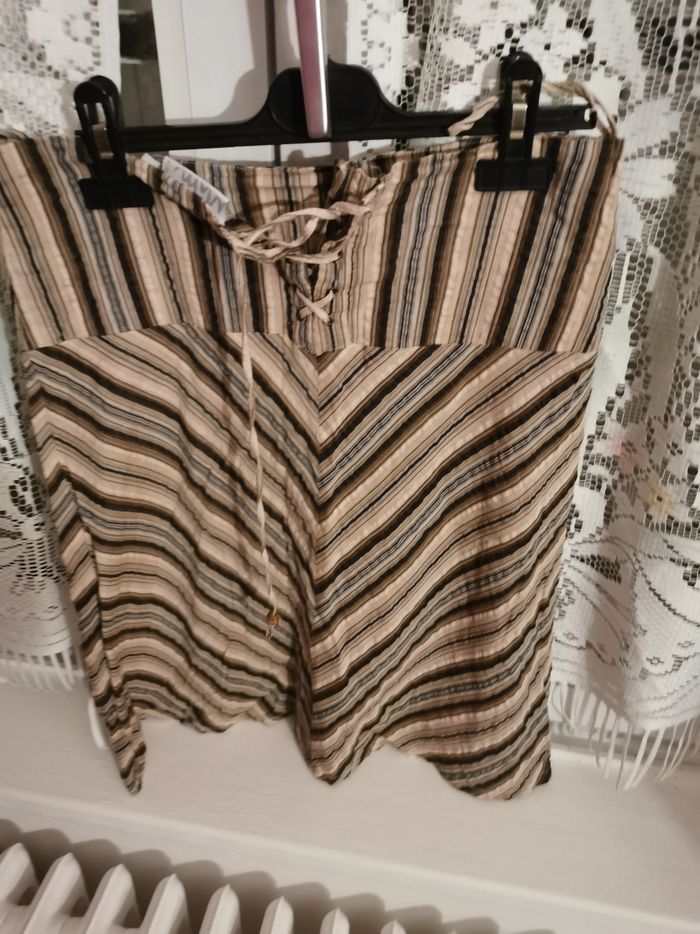 Jupe courte, lacets et perles