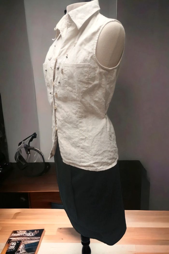 Jolie blouse sans manche à boutonner en lin - photo numéro 2