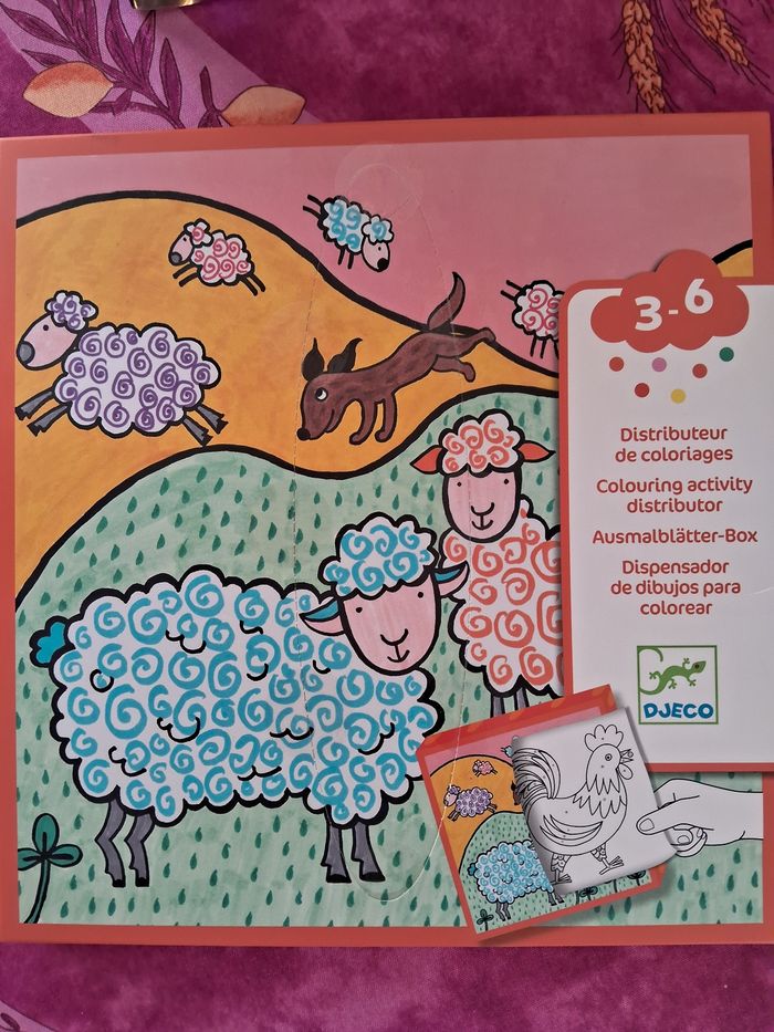 Distributeur de coloriages/ Djeco