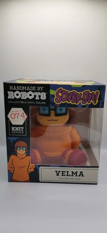 Figurine handmade by robots knit séries