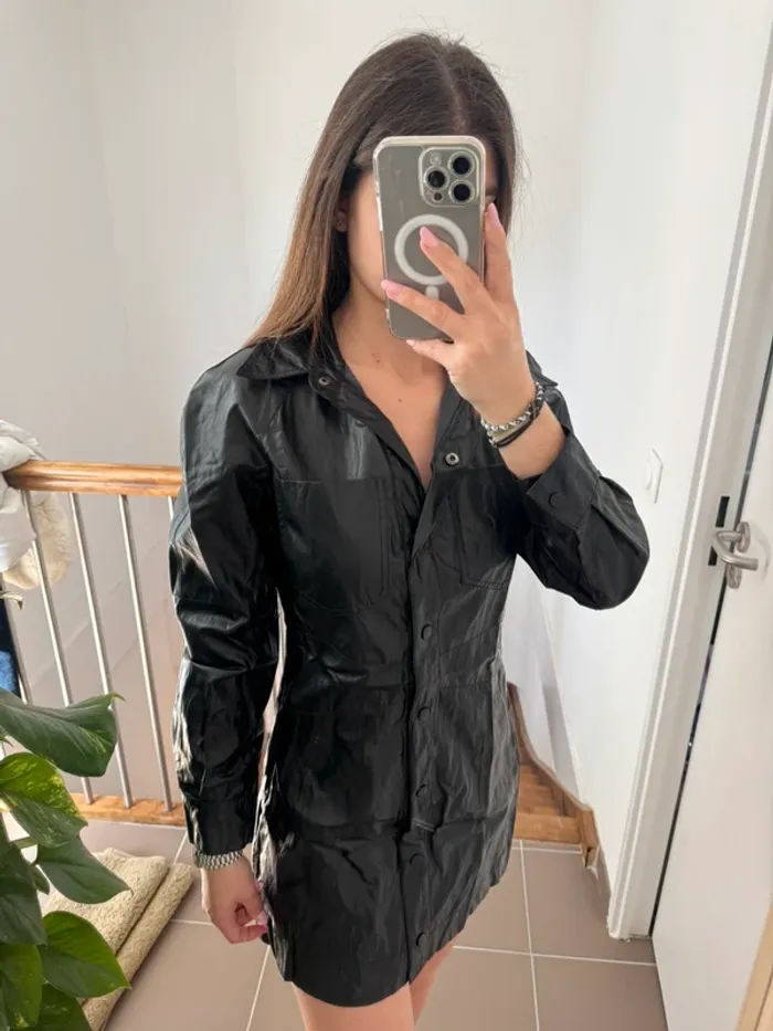 Robe noire effet similicuir Zara - photo numéro 3