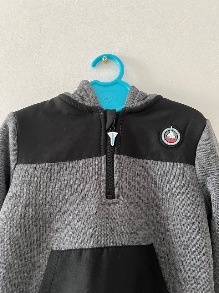 Sweat à capuche gris