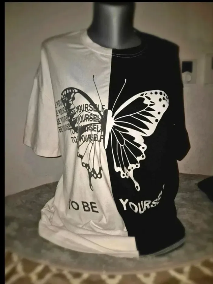 T-shirt manches courtes papillon noir et blanc Shein, en excellente taille S. - photo numéro 2