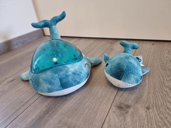 Peluche Veilleuse Tranquil Whale Family Blue