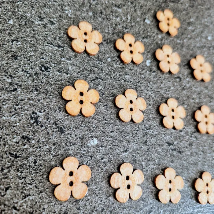Lot de 16 boutons fleurs en bois - photo numéro 2