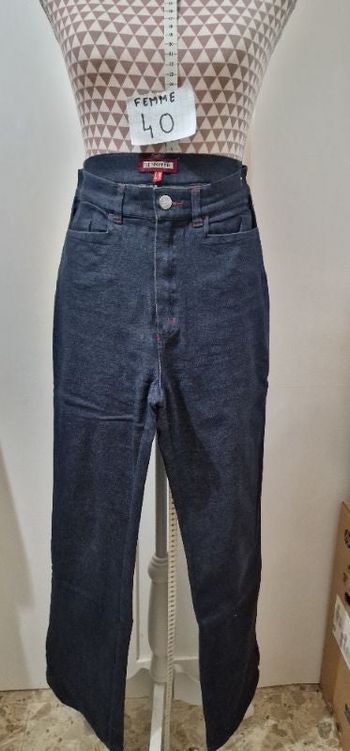 Jean, bleu foncé, en bon état ( petit usures bas de jambe, voir photos)
