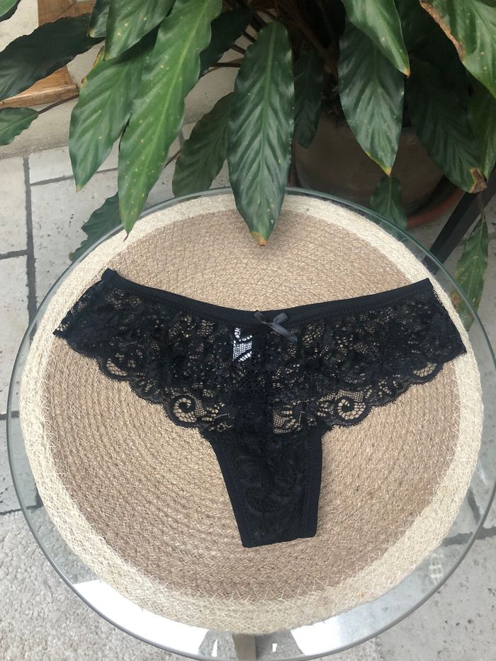 String noir dentelle 36