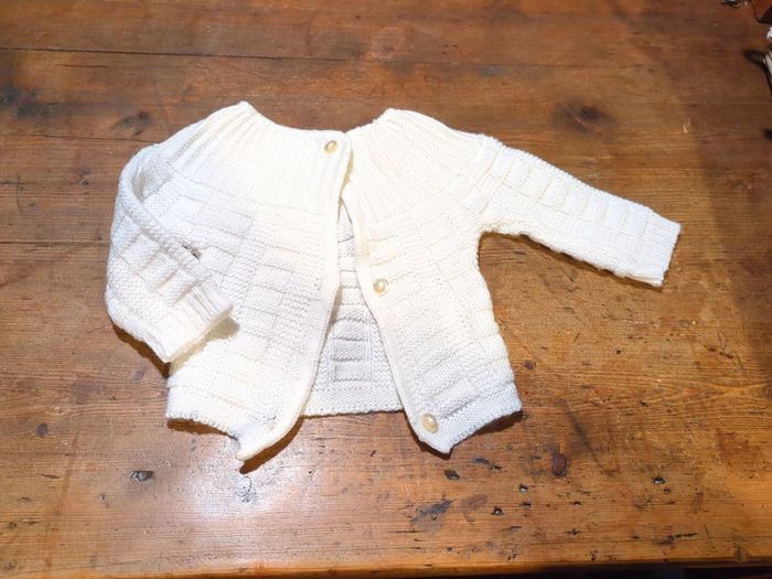 Gilet vintage friperie blanc baptême neuf 3- 6 mois