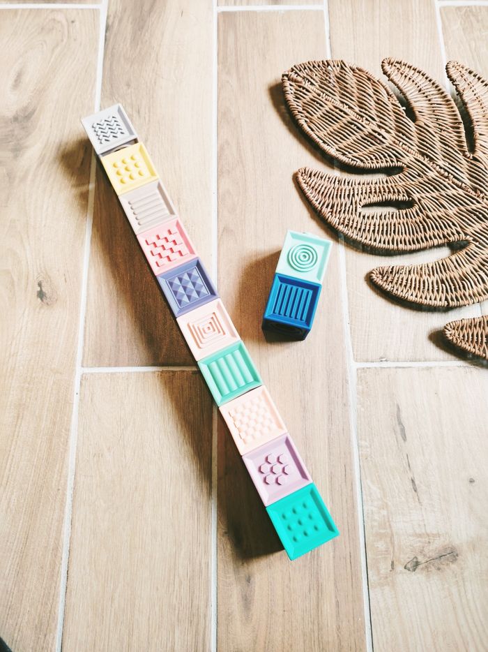 👶Lot de cubes blocs emboitables en plastique avec dessins et chiffres marque Vertbaudet - photo numéro 5