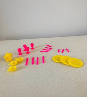 Lot accessoires barbie couvert rose jaune