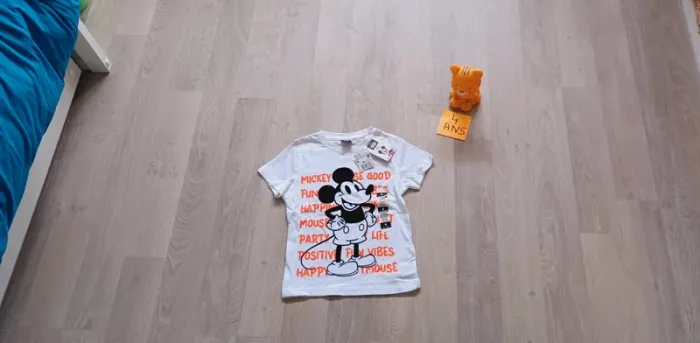 Tee-shirt manches courtes garçon, motif Mickey, Disney, taille 4 ans, neuf avec étiquette 🏷