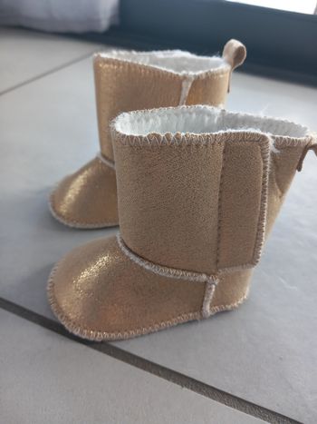Paire de bottes dorées fourrées 0/3mois neuves