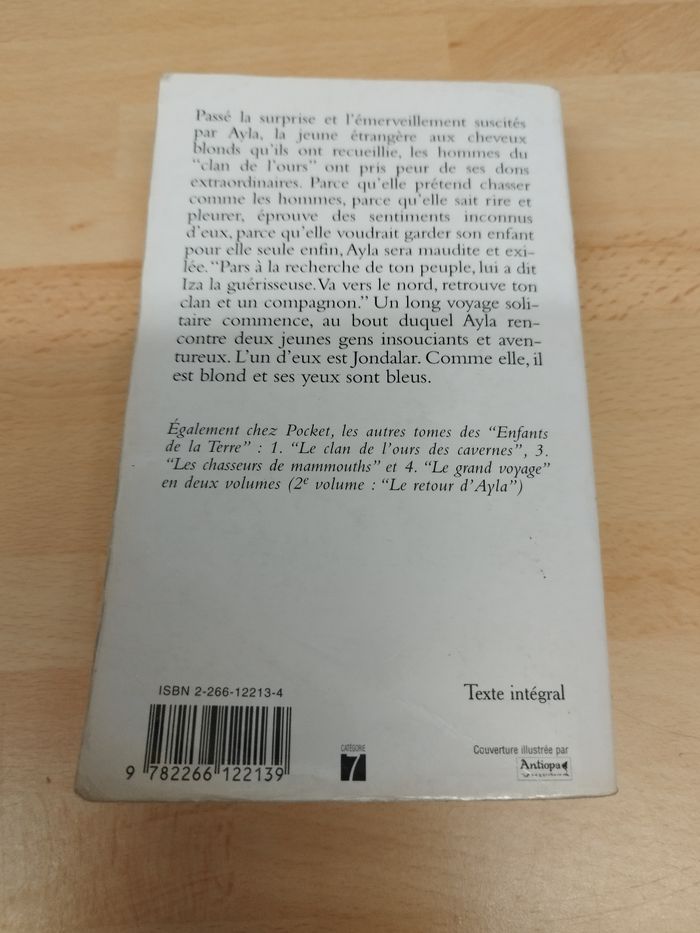Les enfants de la Terre - Tome 2 : La vallée des chevaux - Jean M. Auel - photo numéro 2