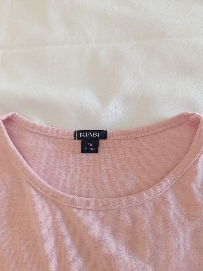 Pull rose avec papillon doré - photo numéro 3