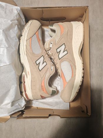 New Balance 2002R beige orange – neuves – 44 – boîte