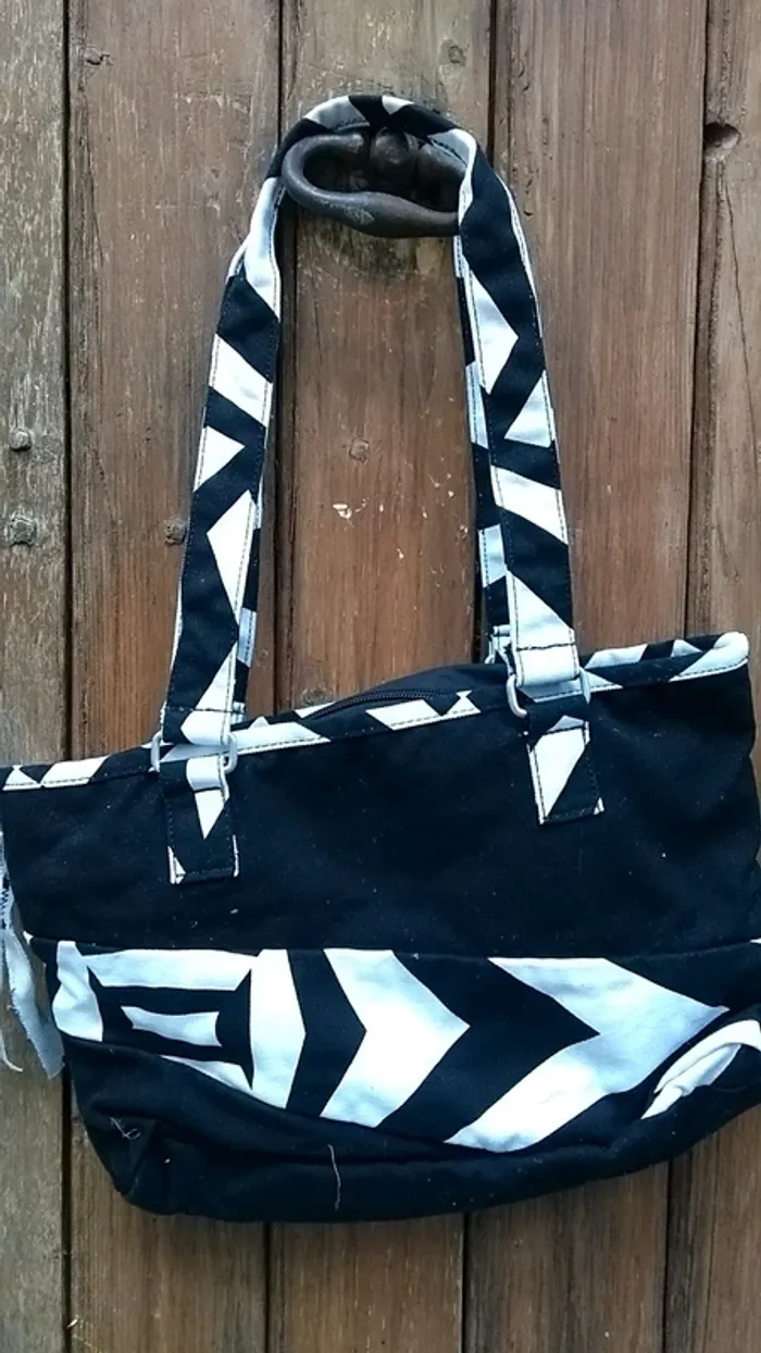 Sac Eastpak noir et blanc. Jamais porté. - photo numéro 4