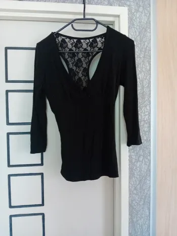 Jolie haut en taille S finition dentelle au dos