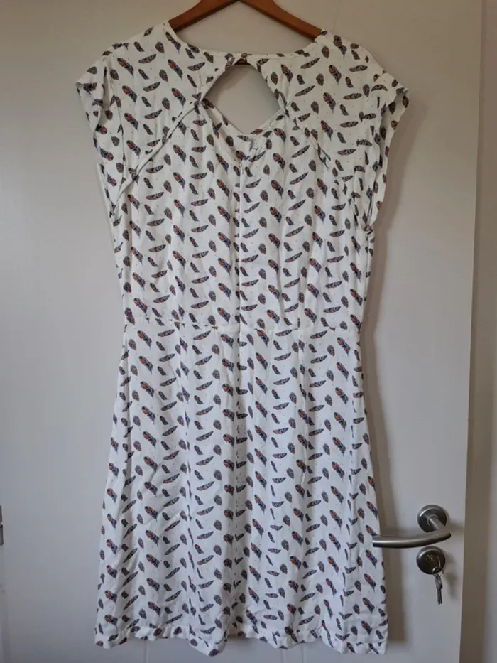 Robe fluide motif plumes neuves valeur 50 euros - photo numéro 2