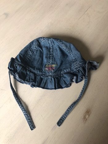 Très joli chapeau en jean à froufrous taille 3 ans