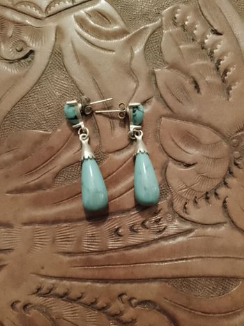 boucles d'oreilles en métal argenté et plastique bleu clair.