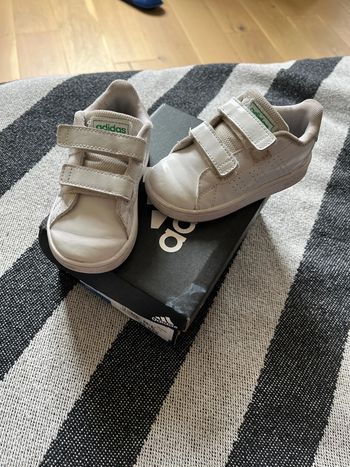 Chaussures adidas 22