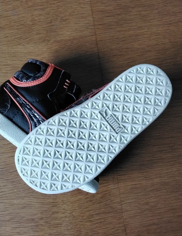 Basket  ,noir  et  saumon  ,scratch  ,faux  lacets  ,Puma  ,pointure  25 - photo numéro 2