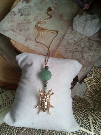 Collier pierre aventurine naturelle et scarabé doré
