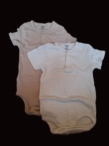 Lot 2 bodies manches courtes Kiabi 24 mois