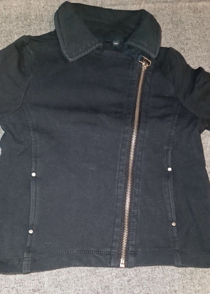 Veste noire fermeture asymétrique, 5 ans