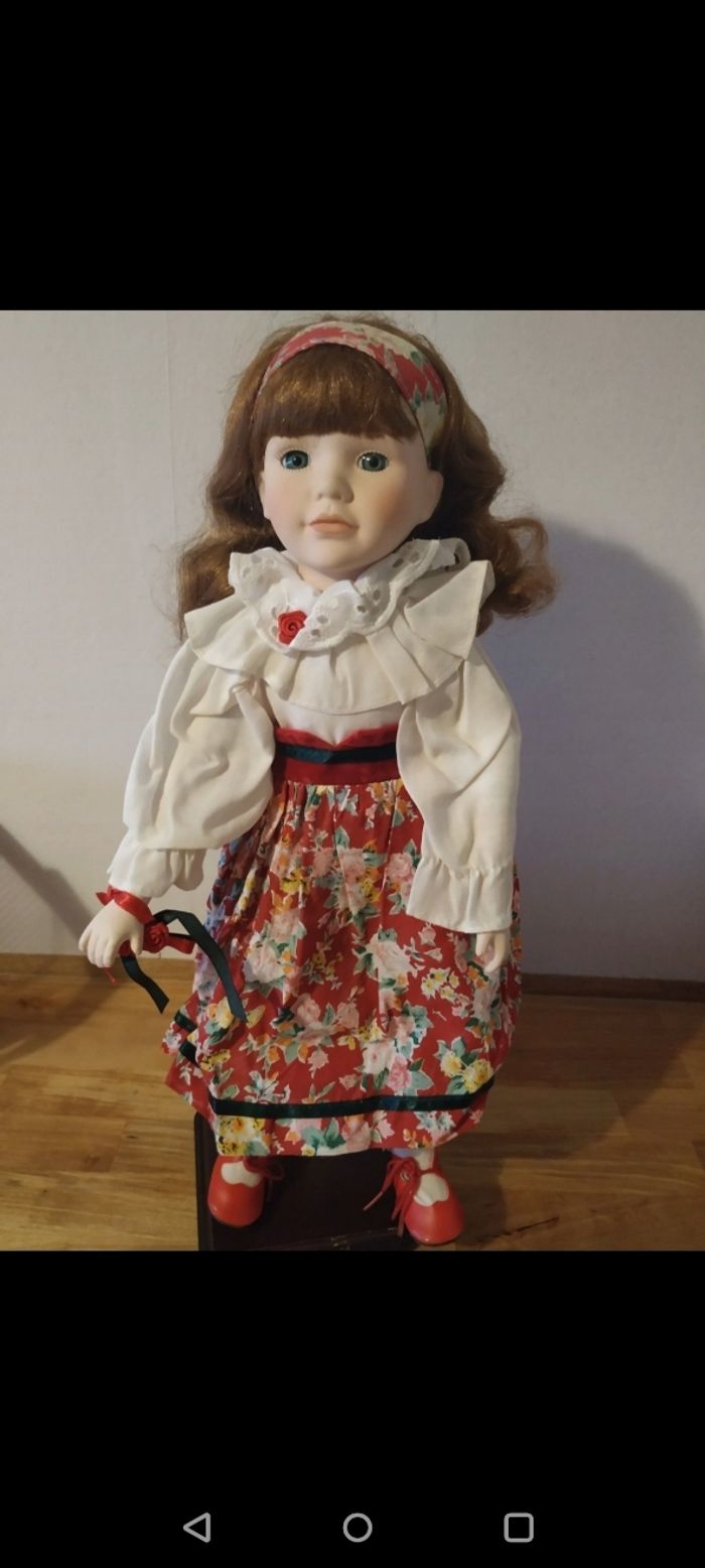 Poupée en porcelaine