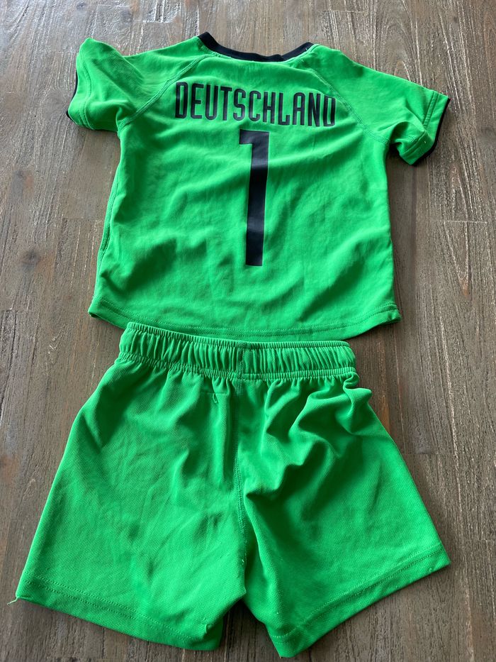 Short et maillot de foot fluo - photo numéro 3