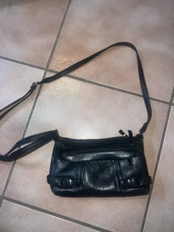 Très beau sac bandoulière vintage en cuir