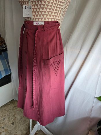 Jupe, rose/bordeaux, en excellent état, en polyester/viscose/lin, fermeture dos par zip& bouton, ceinture élastique + cordon décoratif, 2 poches avec déco, largeur de taille 35cm, longueur 72cm, marque Armand Thiery =8€