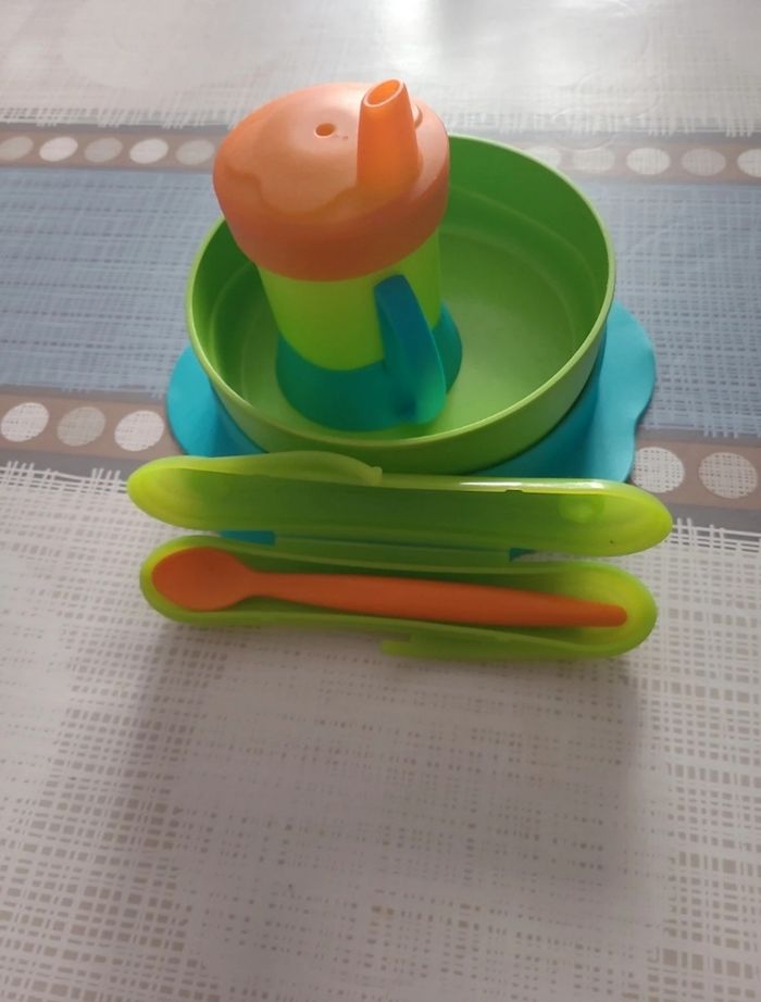 Vends lot vaisselle bébé assiette verre à bec et cuillère - photo numéro 2