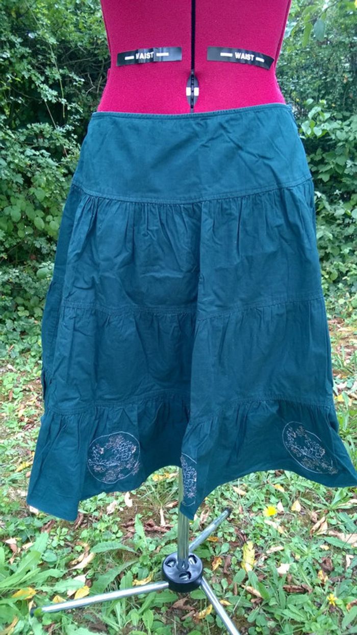 Jupe bleue pétrole avec broderies sur le bas taille 40
