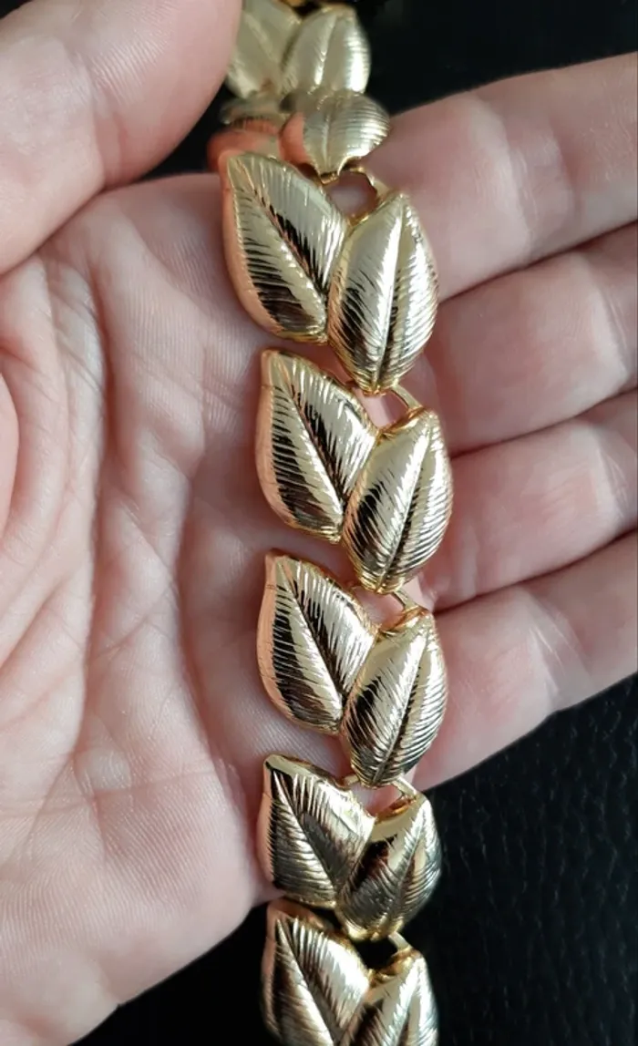 Superbe parure collier, bracelet et boucles d'oreilles assortis motif feuilles en métal doré. - photo numéro 4