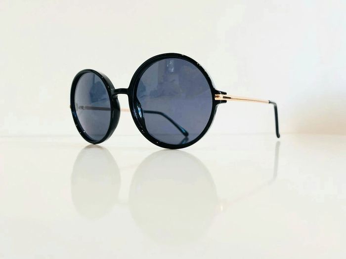 Lunette de soleil femme ronde noire bras dorés uvprotection catégorie 3 - photo numéro 3