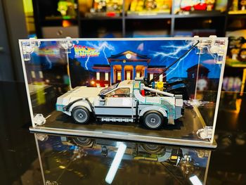 Vitrine pour DeLorean avec fond Back to the Future