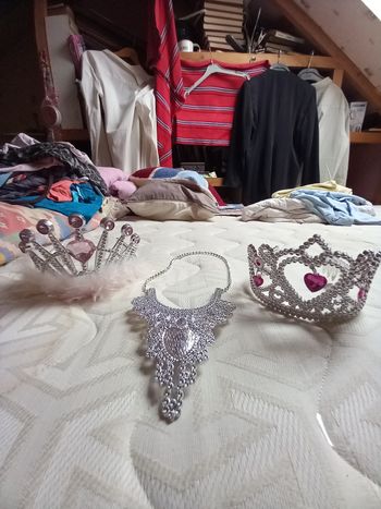 Lot couronne + collier princesse enfant neuve