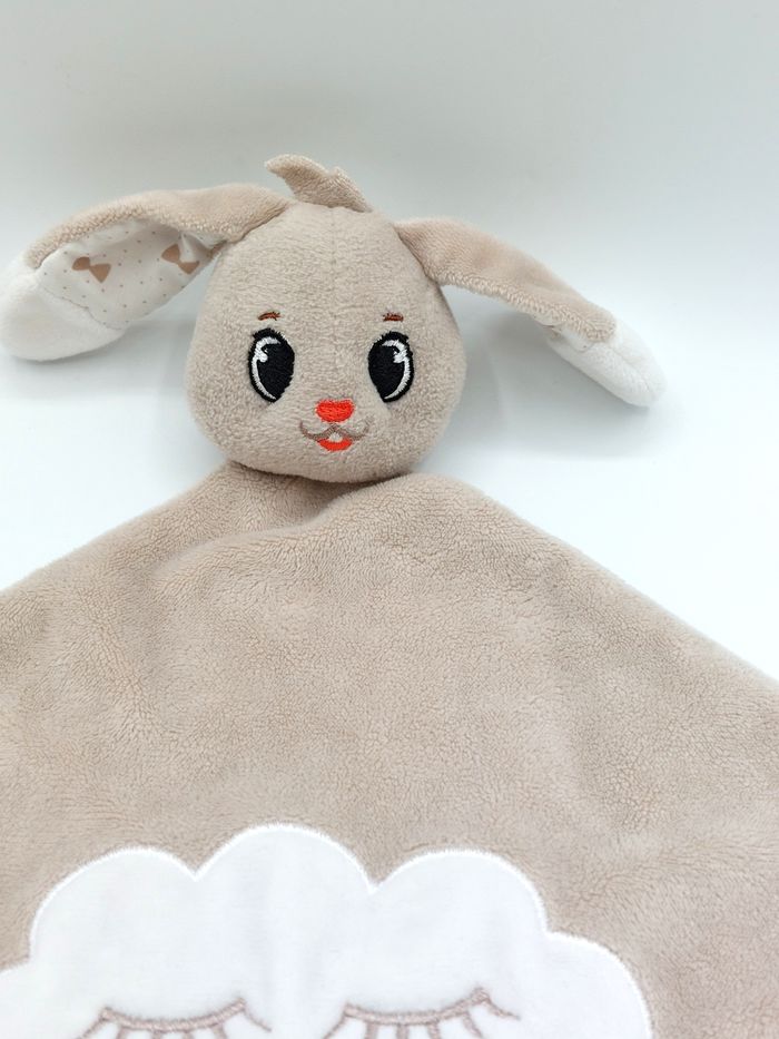 Doudou plat lapin beige AUCHAN nuage blanc yeux dormeurs joues bleues nœud papillon - photo numéro 2