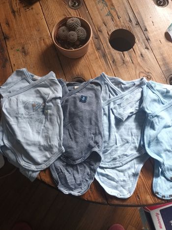 Lot bodys bleu par 4 taille 1 mois