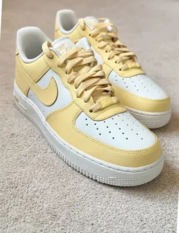 Nike Air Force 1 - Soft Yellow