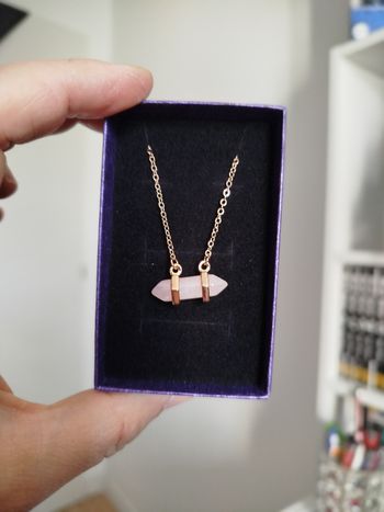 Collier en alliage avec pendentif en quartz rose