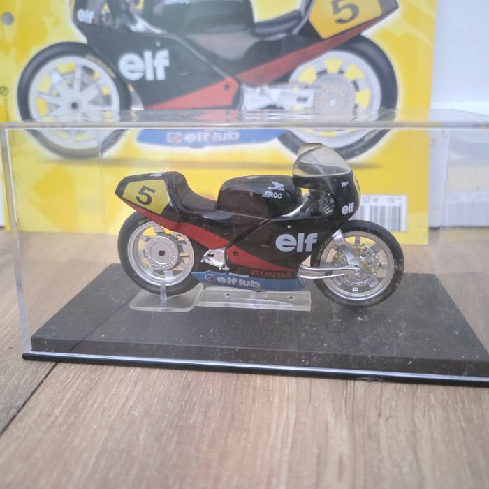 Moto 1:24 avec socle, vitrine et fascicule - photo numéro 2