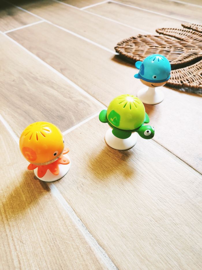 🐙Lot de 3 hochets les animaux marins à ventouse en bois et plastique marque Hape - photo numéro 3