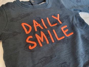 Pull sweat bleu et orange