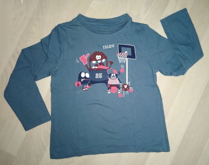Tee-shirt bleu motif basket Kiabi T. 5 ans NEUF