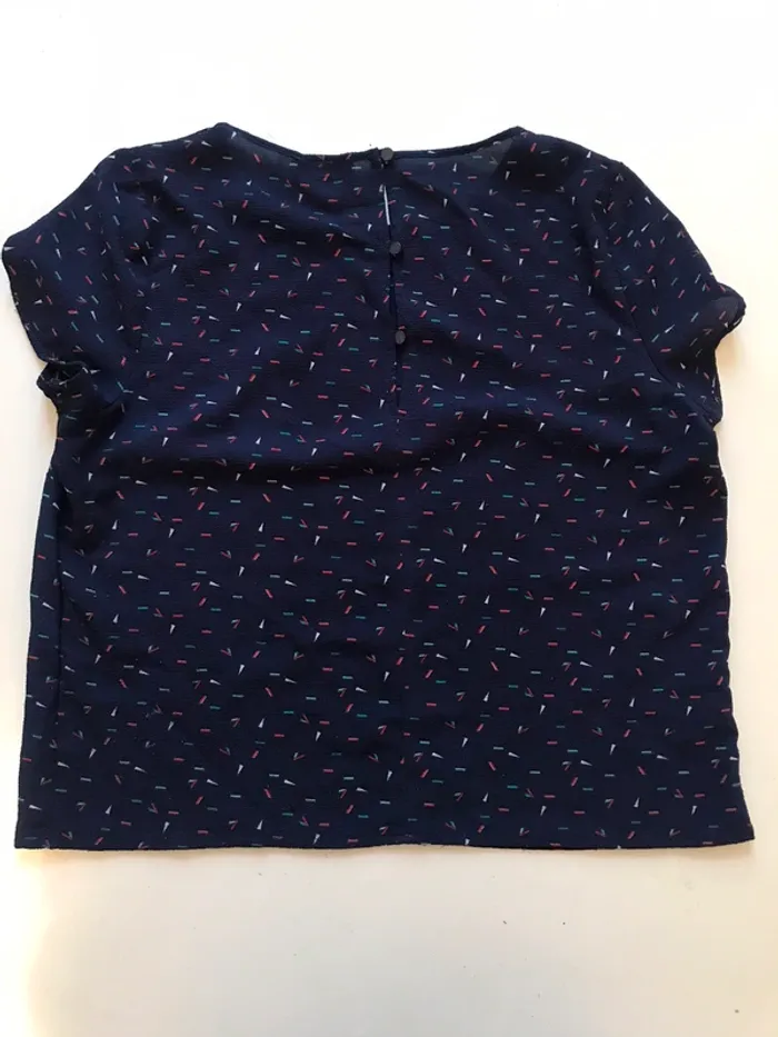 T-shirt bleu nuit avec motif - photo numéro 2
