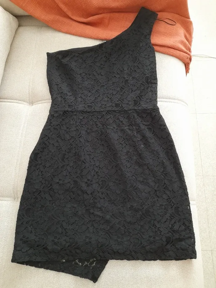 Robe noire dentelle et épaule asymétrique - photo numéro 4